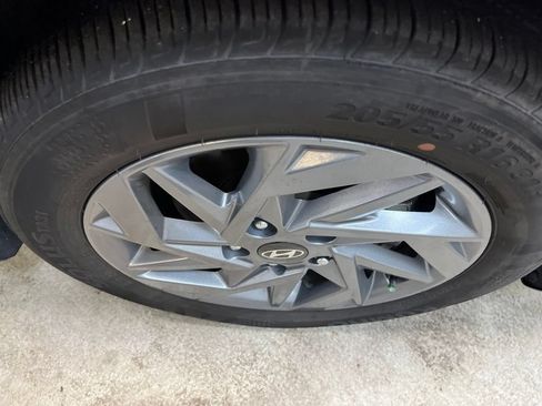 Used 2025 Hyundai Elantra Hybrid FWD image 32