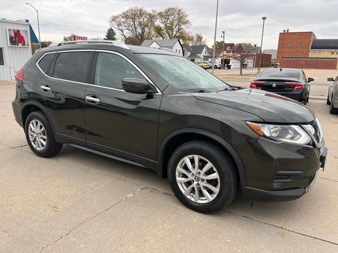 Used 2017 Nissan Rogue SV image 2
