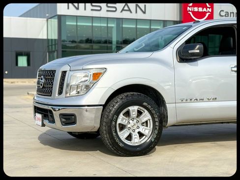 Used 2019 Nissan Titan SV RWD image 2