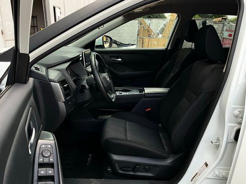 Used 2025 Nissan Rogue SV image 10