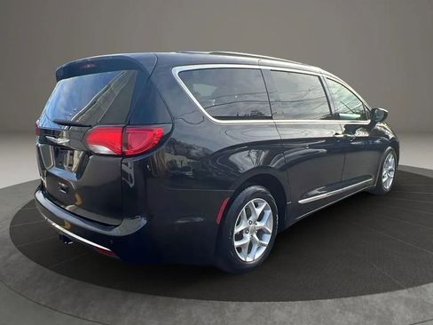 Used 2019 Chrysler Pacifica Touring-L Plus image 4