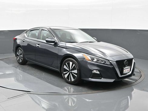 Used 2022 Nissan Altima 2.5 SV image 2