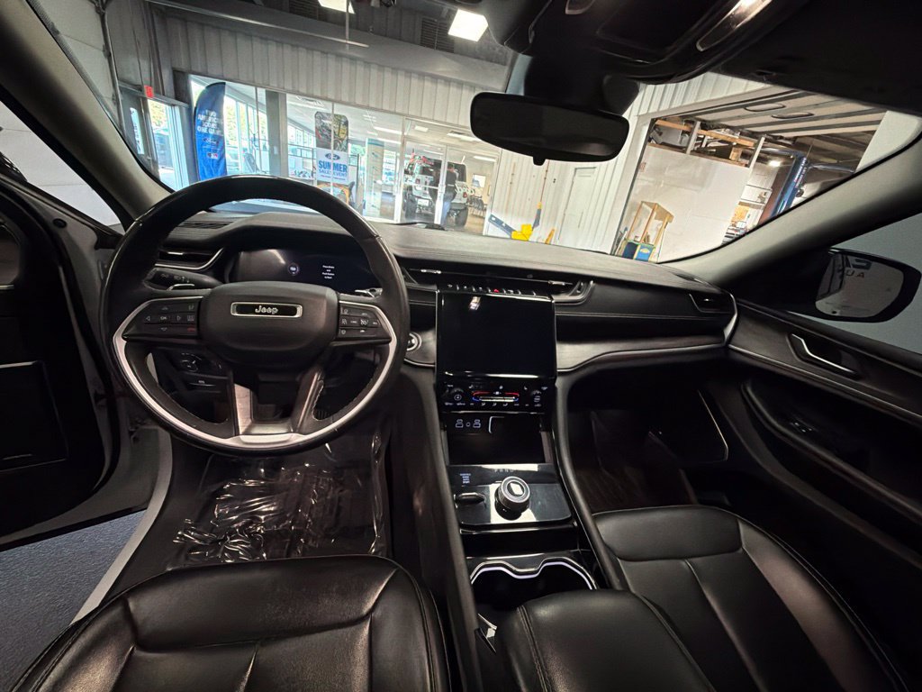 Used 2023 Jeep Grand Cherokee Limited w/ Black Appearance Package AWD/4WD image 17