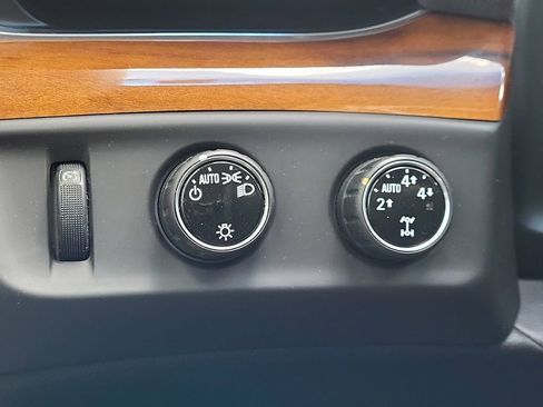 Used 2016 Cadillac Escalade Luxury AWD/4WD image 23