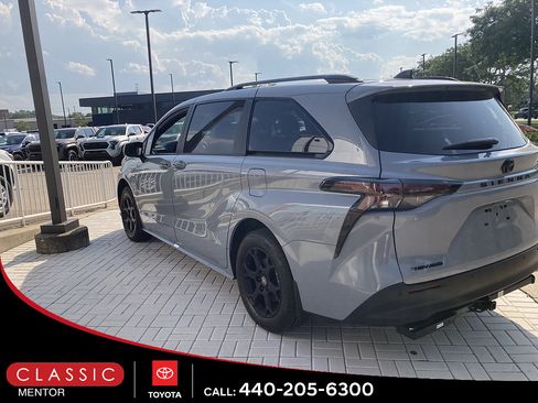 Used 2026 Toyota Sienna XLE Woodland Edition AWD/4WD image 2