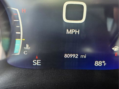 Used 2023 Chrysler Pacifica Touring-L FWD image 29