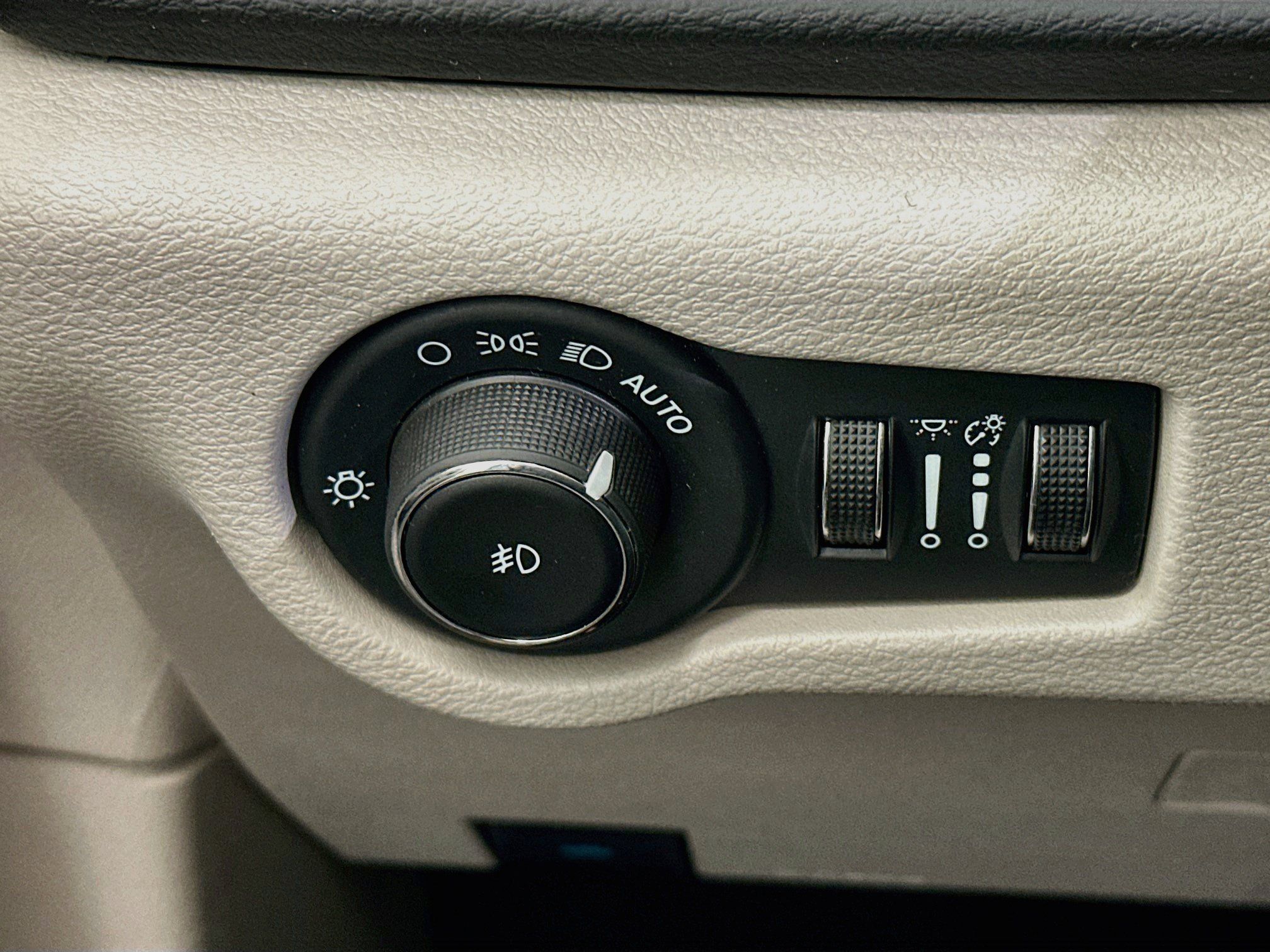 Used 2024 Chrysler Pacifica Touring-L FWD image 17