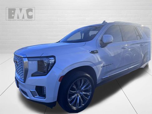 Used 2022 GMC Yukon Denali w/ Denali Premium Package image 2