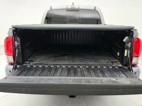 Used 2018 Toyota Tacoma TRD Sport image 21
