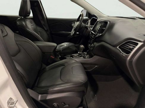 Used 2019 Jeep Cherokee Overland w/ Technology Group AWD/4WD image 26