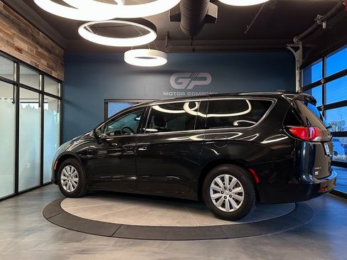 Used 2020 Chrysler Voyager L image 5