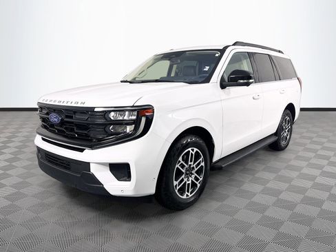 Used 2025 Ford Expedition Active AWD/4WD image 3