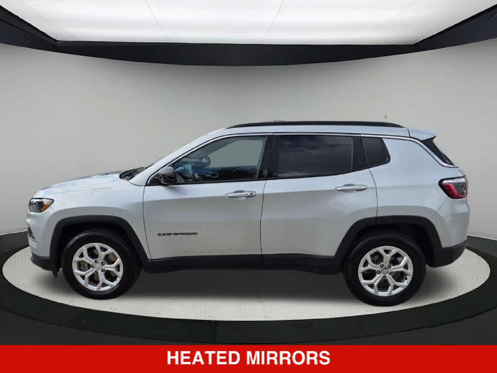 Used 2024 Jeep Compass Latitude AWD/4WD image 3