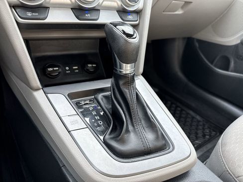 Used 2019 Hyundai Elantra SEL FWD image 19