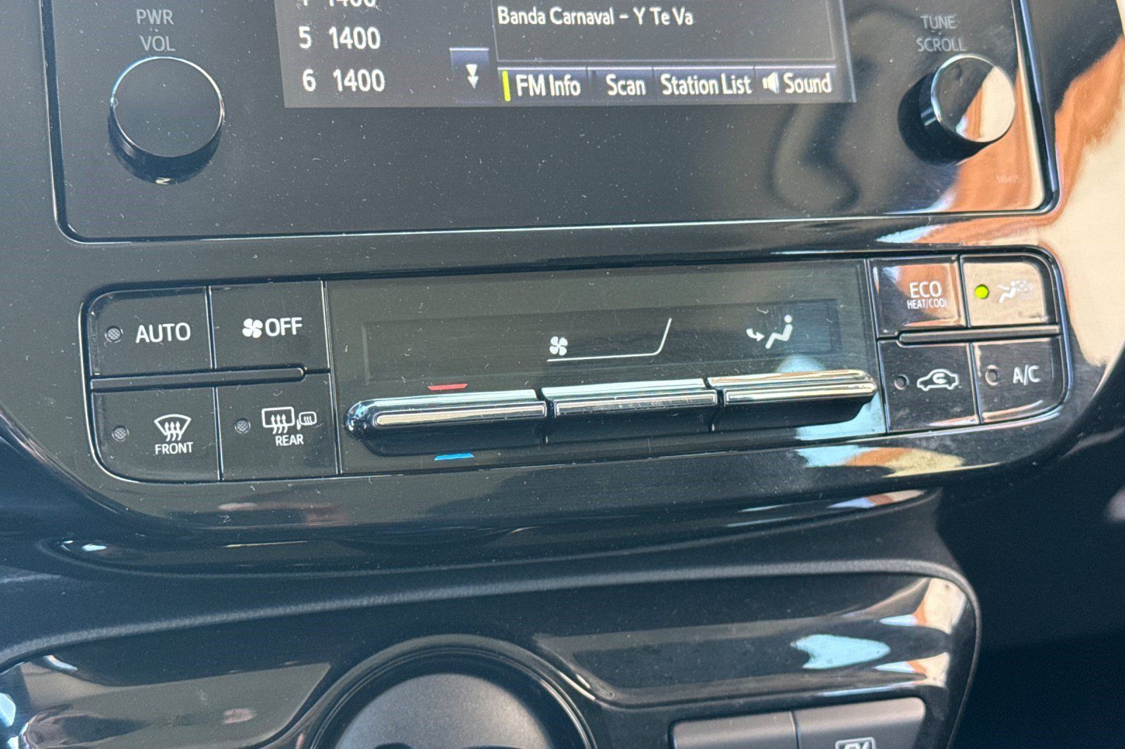 Used 2019 Toyota Prius L Eco FWD image 18