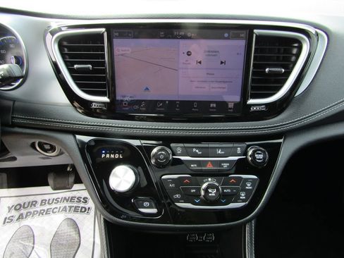 Used 2025 Chrysler Pacifica Limited FWD image 27