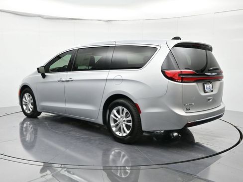 New 2026 Chrysler Pacifica Select image 7