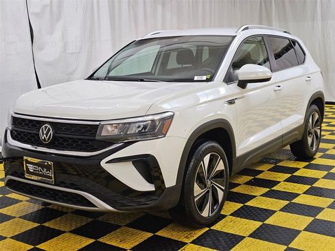 Used 2024 Volkswagen Taos SE image 7