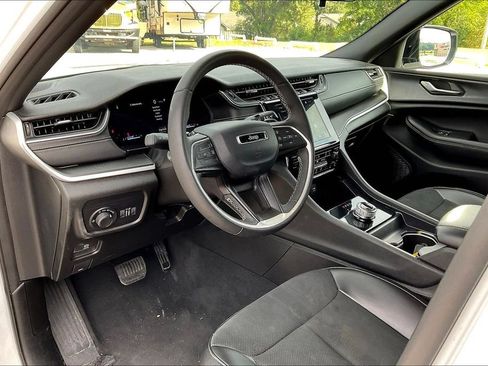 Used 2025 Jeep Grand Cherokee Altitude AWD/4WD image 8