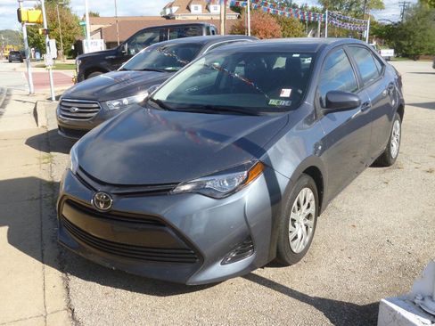 Used 2018 Toyota Corolla LE image 1