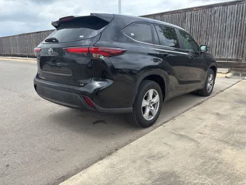 Used 2024 Toyota Highlander LE image 5