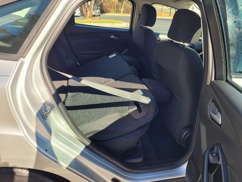 Used 2017 Ford Focus SE FWD image 19