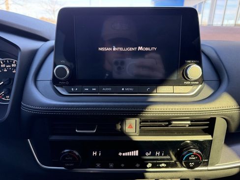 Used 2023 Nissan Rogue SV image 23