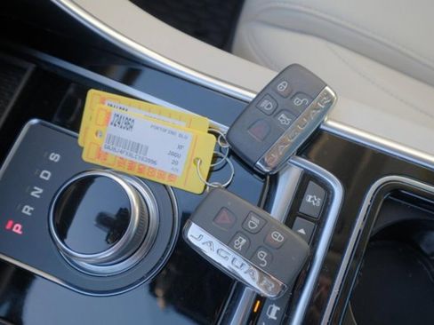 Used 2020 Jaguar XF Premium image 28