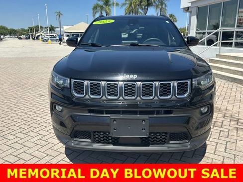 Used 2025 Jeep Compass Latitude AWD/4WD image 3