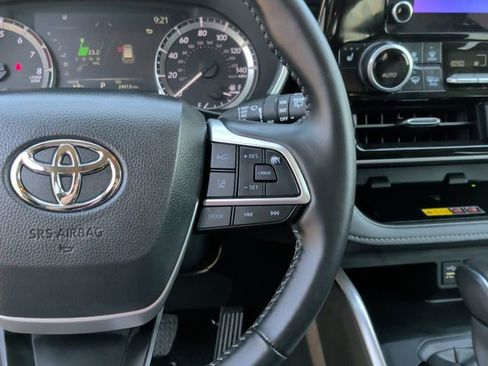 Certified 2025 Toyota Highlander XLE image 17