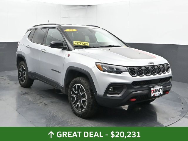 Used 2025 Jeep Compass Trailhawk AWD/4WD image 7