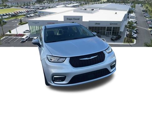 Used 2023 Chrysler Pacifica Touring-L image 6