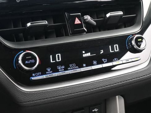 Used 2022 Toyota Corolla Cross XLE image 26