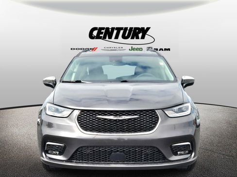 Used 2023 Chrysler Pacifica Limited FWD image 9