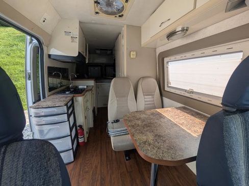 Used 2005 Freightliner Sprinter 2500 RWD image 13
