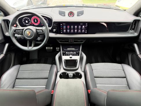 Used 2025 Porsche Cayenne GTS image 29