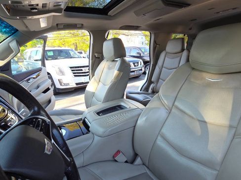Used 2017 Cadillac Escalade Luxury AWD/4WD image 33