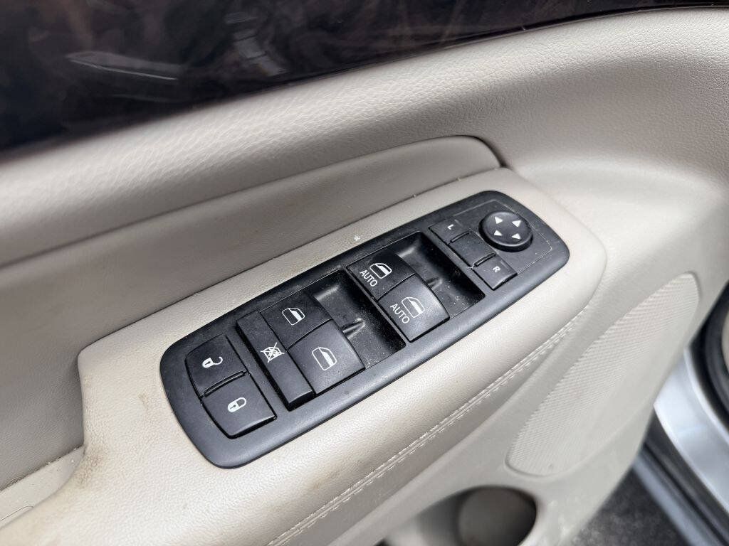Used 2012 Jeep Grand Cherokee Laredo w/ Laredo E Group AWD/4WD image 9
