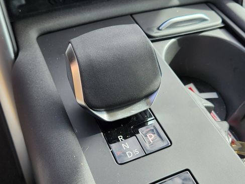 Used 2025 Land Rover Discovery S image 23