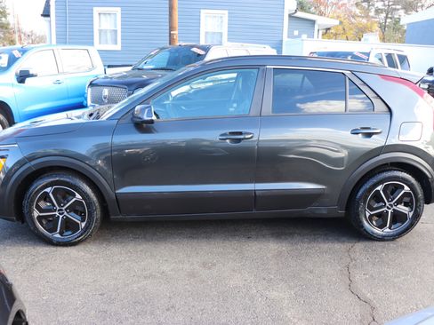 Used 2023 Kia Niro EX image 2