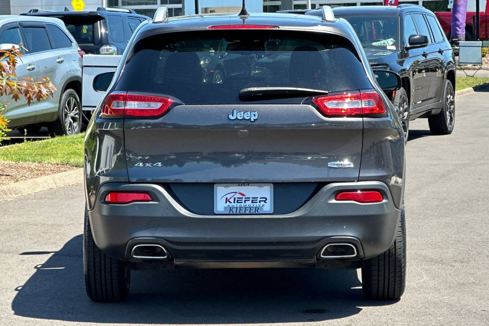 Used 2018 Jeep Cherokee Latitude Plus w/ Comfort/Convenience Group AWD/4WD image 40