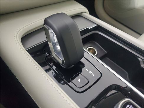 Certified 2025 Volvo XC90 B5 Core w/ Protection Package AWD/4WD image 29