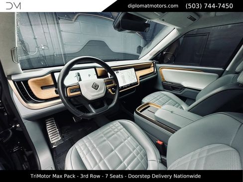 Used 2025 Rivian R1S Premium image 17