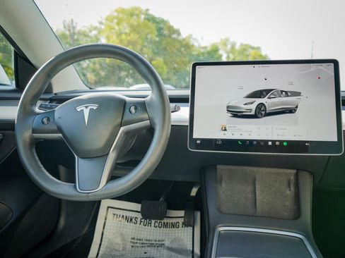 Used 2023 Tesla Model 3 Standard Range image 9