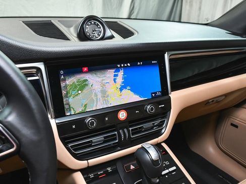 Used 2025 Porsche Macan image 38