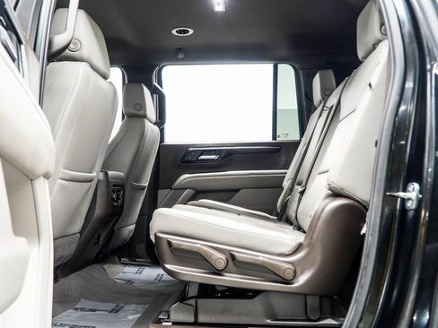 Used 2025 Chevrolet Suburban LT AWD/4WD image 45