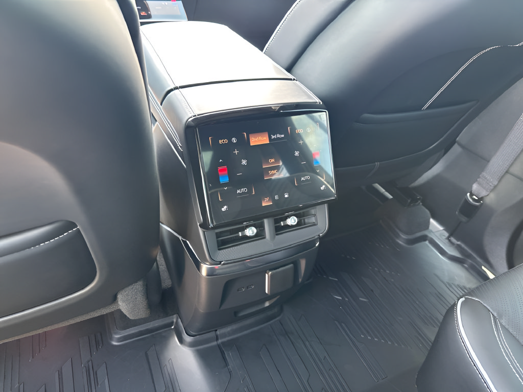 Used 2026 Cadillac Vistiq Sport w/ LPO, Floor Liner Package AWD/4WD image 33