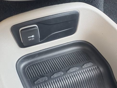 Used 2024 Chrysler Pacifica Touring-L FWD image 23