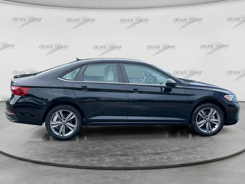 Used 2023 Volkswagen Jetta SE w/ Panoramic Sunroof Package FWD image 9