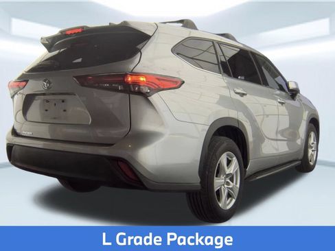 Used 2022 Toyota Highlander L FWD image 2